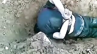 (CLASSIC}Guy Gets Throat Sliced And Pushed Into His Grave