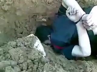 (CLASSIC}Guy Gets Throat Sliced And Pushed Into His Grave
