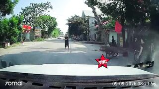 Man Cutting The Tree Accidentally Kills A Motorcyclist  In Vietnam
