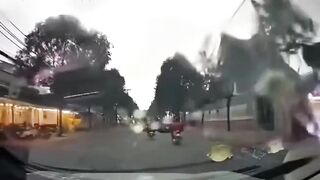 Pickup Truck Crashes Into 3 Vehicles in Đồng Nai, One Dead
