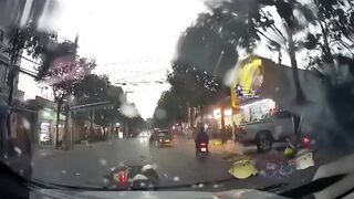 Pickup Truck Crashes Into 3 Vehicles in Đồng Nai, One Dead