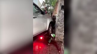 Pickup Truck Crashes Into 3 Vehicles in Đồng Nai, One Dead