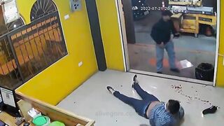 CLASSIC Man Calmly Waits For His Order In Restaurant And Someone Tries To Kill Him Off Guard