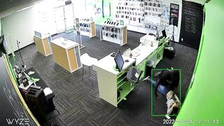 (2022 )Thief Enters A Store And Savagely Beats A Girl.