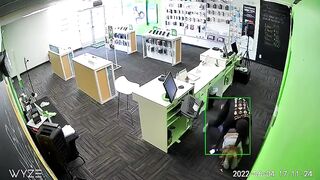 (2022 )Thief Enters A Store And Savagely Beats A Girl.