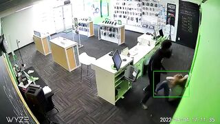 (2022 )Thief Enters A Store And Savagely Beats A Girl.