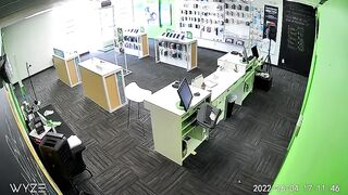 (2022 )Thief Enters A Store And Savagely Beats A Girl.