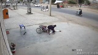 CLASSIC Security Guard In Pakistan Kills Man By Shooting Him In The Neck With A Shotgun.