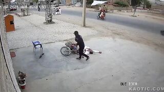CLASSIC Security Guard In Pakistan Kills Man By Shooting Him In The Neck With A Shotgun.
