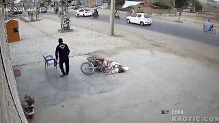 CLASSIC Security Guard In Pakistan Kills Man By Shooting Him In The Neck With A Shotgun.