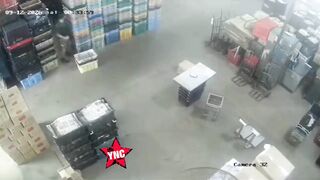 Wholesale Market Worker Gets Stabbed In The Back By Masked Suspect In Malaysia