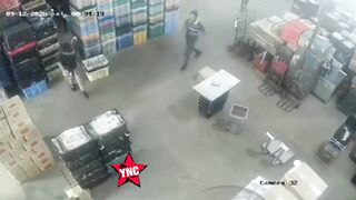 Wholesale Market Worker Gets Stabbed In The Back By Masked Suspect In Malaysia