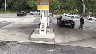 USA: Thief Shot While Trying To Rob A Driver At A Gas Station In Illinois