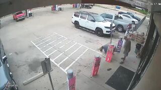 USA: Fight in the parking lot of convenience store escalated into a shooting