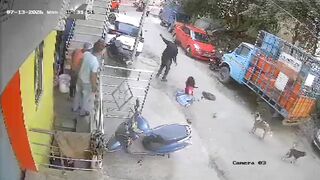 Man Stabs His EX And Leaves The Knife Stuck In Her Back