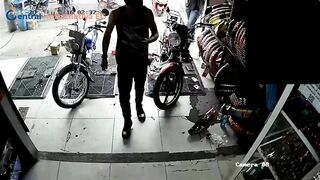 Motorcycle Shop Employee Gets Executed By Fake Delivery Man