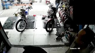 Motorcycle Shop Employee Gets Executed By Fake Delivery Man
