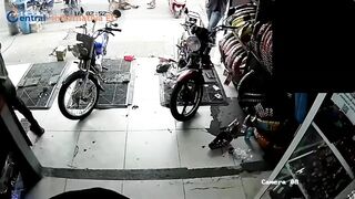 Motorcycle Shop Employee Gets Executed By Fake Delivery Man