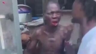 Thief captured red handed gets a savage beating
