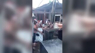 Thief captured red handed gets a savage beating