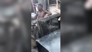 Thief captured red handed gets a savage beating