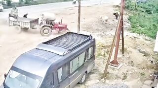 India: Tractor Rear-Ends Auto on 4-Lane, Because Everyone Forgot the Rules