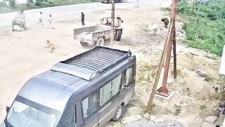 India: Tractor Rear-Ends Auto on 4-Lane, Because Everyone Forgot the Rules