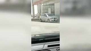 Saoudi lunatic young man stabb random guy sitting in his car