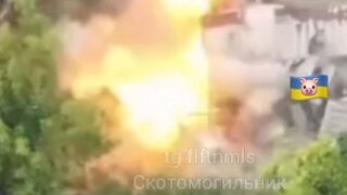 Ukr soldier gets stuck, and drone seizes the opportunity.
