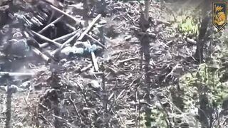 Ukrainian soldier shoots two ruzzian invaders from dugout.