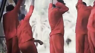 isis shoots 6 prisoners