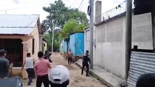 Intoxicated Man With Machete VS Police In Guatemala