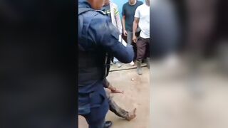 Intoxicated Man With Machete VS Police In Guatemala