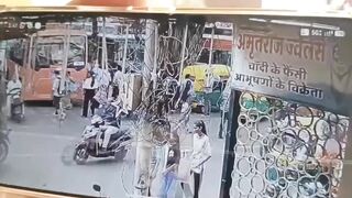 Brakes Fail on Electric Bus, Killing 1 and Seriously Injuring 3