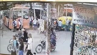 Brakes Fail on Electric Bus, Killing 1 and Seriously Injuring 3