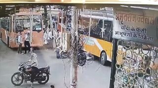Brakes Fail on Electric Bus, Killing 1 and Seriously Injuring 3