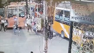 Brakes Fail on Electric Bus, Killing 1 and Seriously Injuring 3