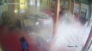 Thailand: Several injured after car crashed into a  Shrine in Bangkok