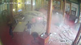 Thailand: Several injured after car crashed into a  Shrine in Bangkok
