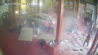 Thailand: Several injured after car crashed into a  Shrine in Bangkok