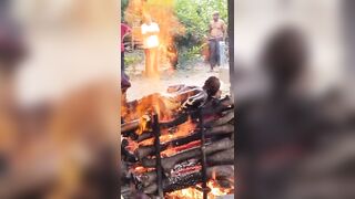 Cremation In Bangladesh Looks Like A Family BBQ