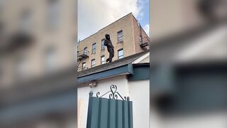 USA: Man Fatally Stabs His Opp On New York Train And Attempts To Flee