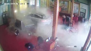 FULL: Thailand: Several injured after car crashed into a Shrine in Bangkok