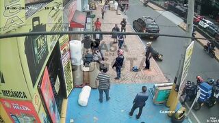Attempted Robbery Of A Businessman Ends With Violent Street Justice In Colombia