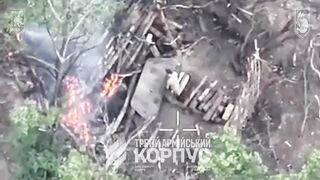 Katsap pissing on burning cannoon, dropping soil without result