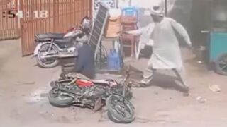 Vendor Gets Gunned Down By Weird Gunman In Broad Daylight In Pakistan