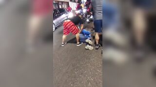 Dude Who Robbed People Near Hospital In Ibagué Faces Street Justice