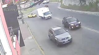 Ecuador: Young Man Falls From Bus, Crushed by Truck's Rear Wheels
