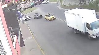Ecuador: Young Man Falls From Bus, Crushed by Truck's Rear Wheels