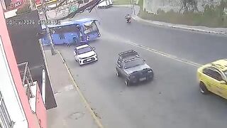 Ecuador: Young Man Falls From Bus, Crushed by Truck's Rear Wheels